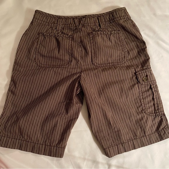 Liz Claiborne Womens Brown Pinstripe Bermuda Cargo Shorts Size 8 Slone - Picture 3 of 9